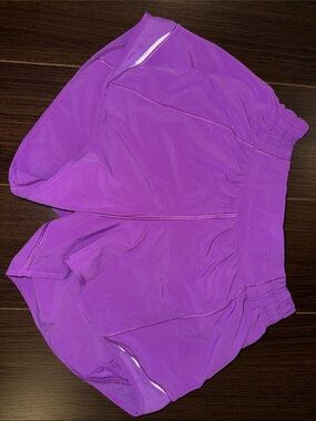Lululemon Shorts Hotty Hot, Low Rise 4”, sz4